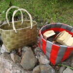 Punaharmaa säilytyskori ja yksivärinen ostoskori