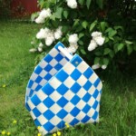 Iso sinivalkoinen puunkantokori