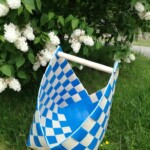 Iso puunkantokori Suomen 100-vuotisjuhlaväreissä