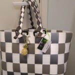 Uutuus! Ostoskassikori, L-koko, käämtyvät punonut sangat. Vitivalkoinen-hopeanharmaa, harmma-valkoiset salmiakkiriimunnarukahvat + killutin