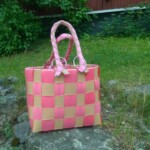 "Irenen kassikor" kääntyvillä, punotuilla sangoilla, M-koko, 69 €, pinkki-vaaleanpunainen-mokka, vaaleanpunaisen ja mokan väriset punotut sangat, isot kromi-D-lenkiti